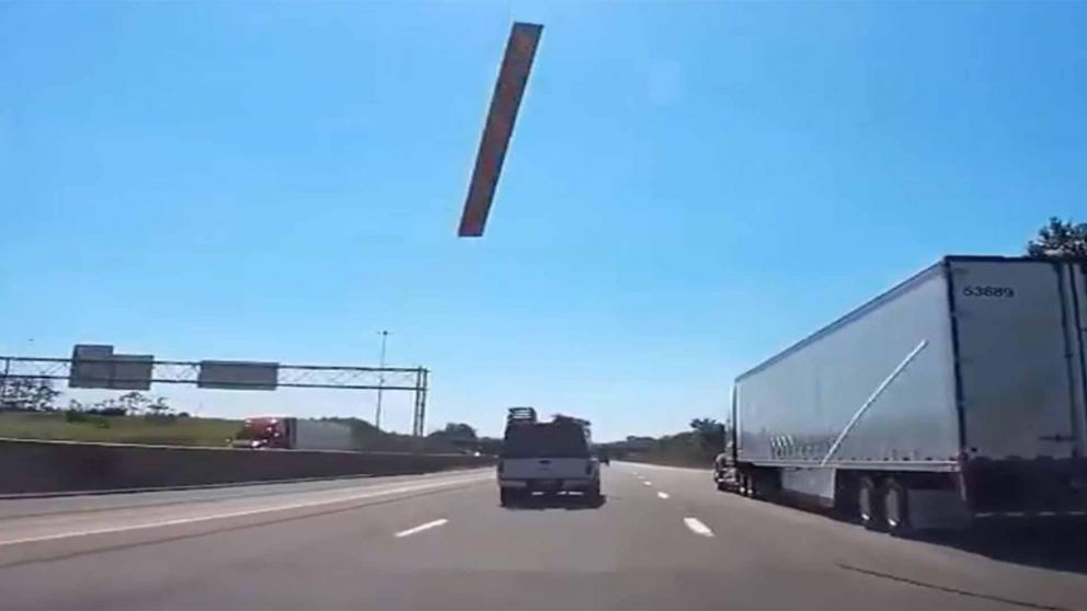 La madera impactó de lleno en el vehículo y el momento fue registrado en video.
