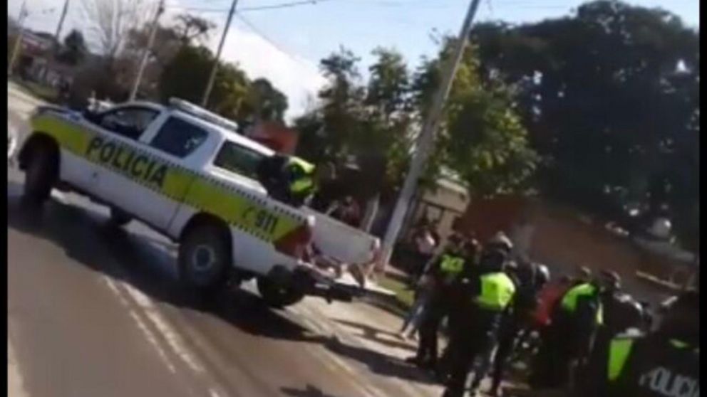 Policías suben a la parte trasera del patrullero al agresor ante su resistencia.