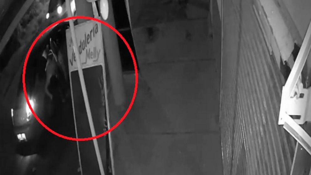 El momento en que la joven de 22 a�os se arroj� del auto en que la llevaban contra su voluntad (Captura de video).