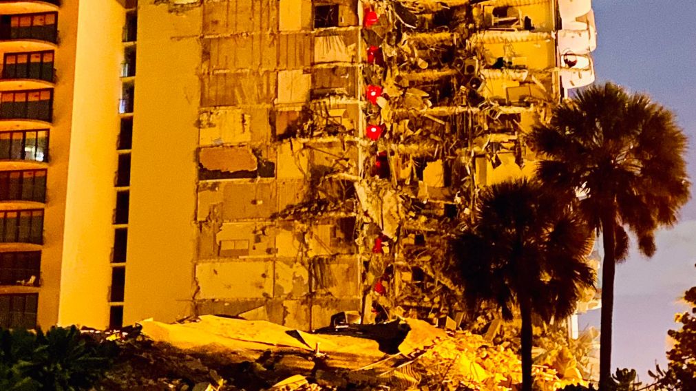 La búsqueda desesperada por los desaparecidos entre los escombros continúa desde la madrugada, ahora con el miedo de que sigan derrumbándose más estructuras (Twitter)