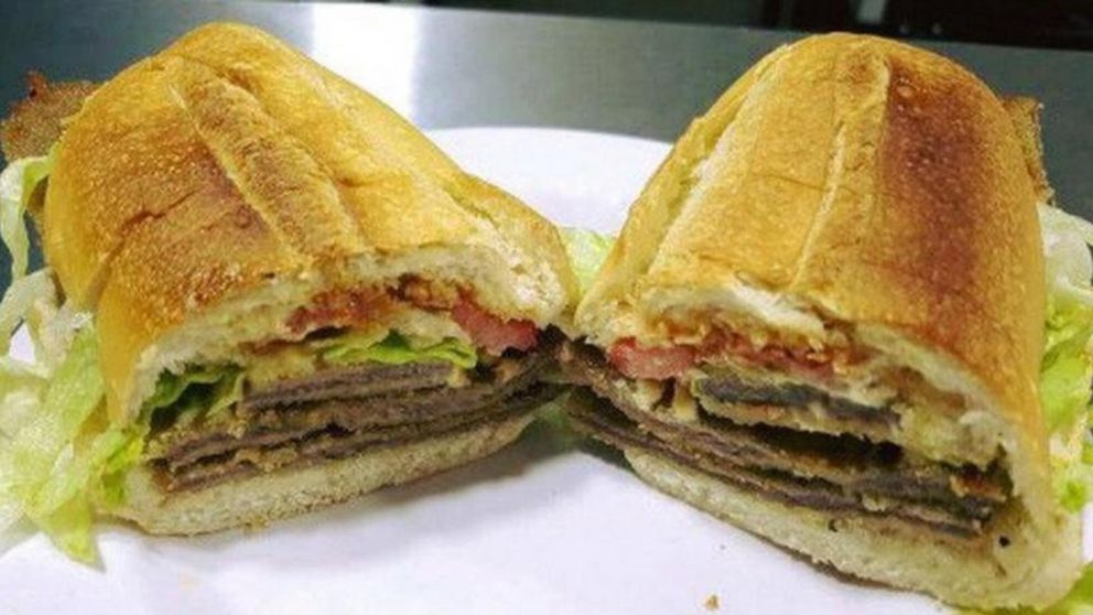 El sandwich de milanesa tucumano fue elegida como la comida argentina más popular, después del asado.