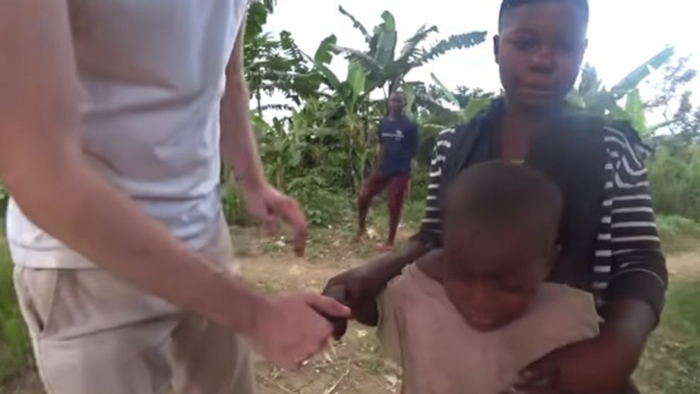 María, de Uganda, huyó asustada al ver un hombre blanco por primera vez (captura vídeo).