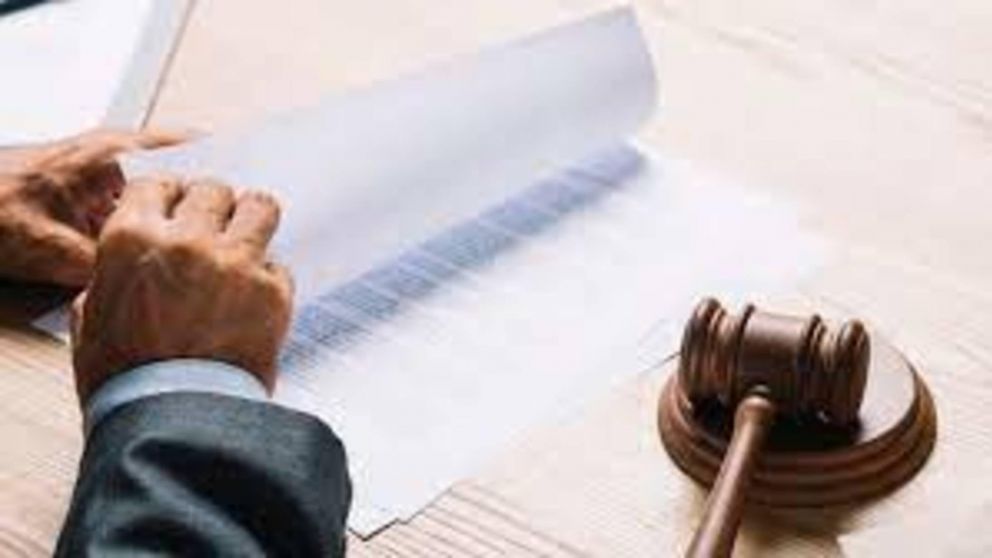 El acusado que está detenido tiene permisos para ir al banco a cobrar el dinero de los hijos de su ex pareja. (Imagen ilustrativa. Inddubio)