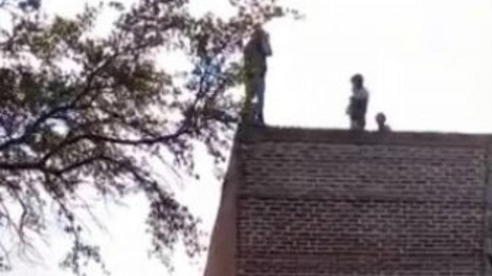 As� el hombre amenazaba con suicidarse ante la orden de desalojo. (Captura video)