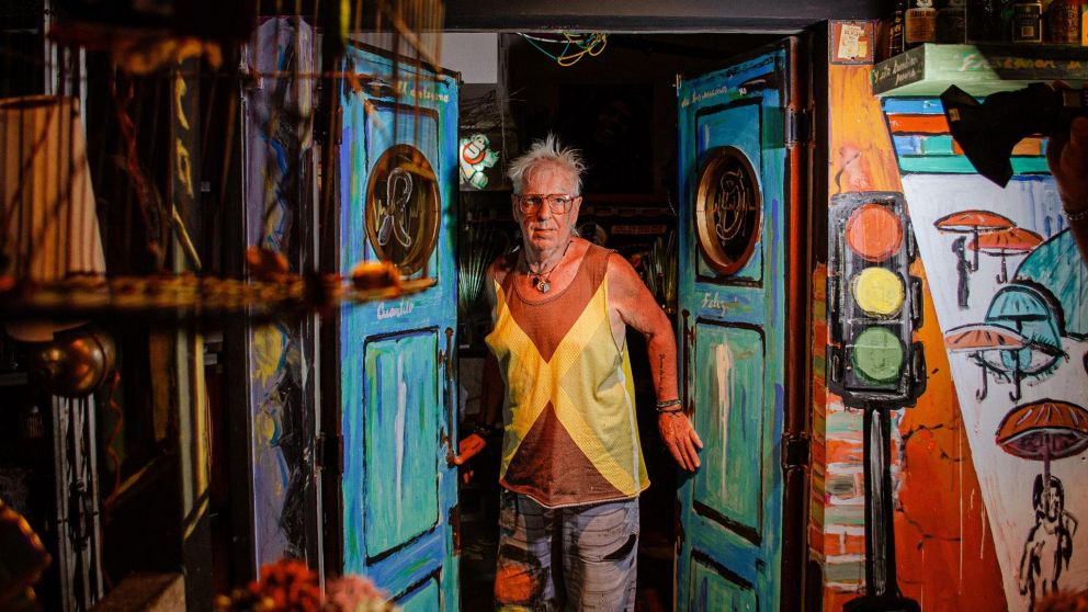 El hombre es arquitecto y tiene 67 años.