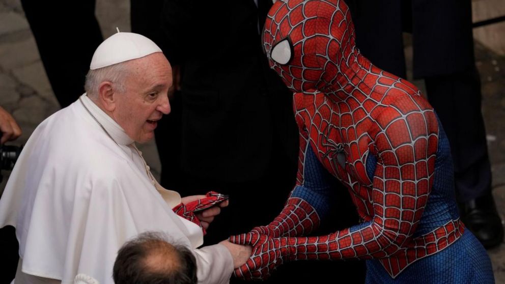 El Papa Francisco, junto al "Hombre araña" en el Vaticano (Twitter).