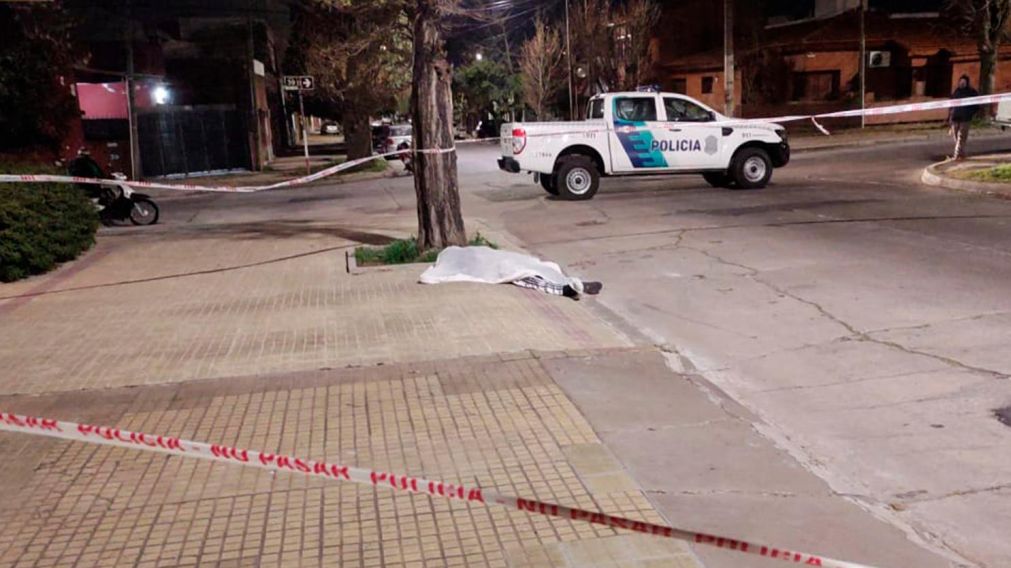 Así quedó tendido el adolescente muerto en un tiroteo que ocurrió dentro de una casa del barrio La Loma (Twitter).