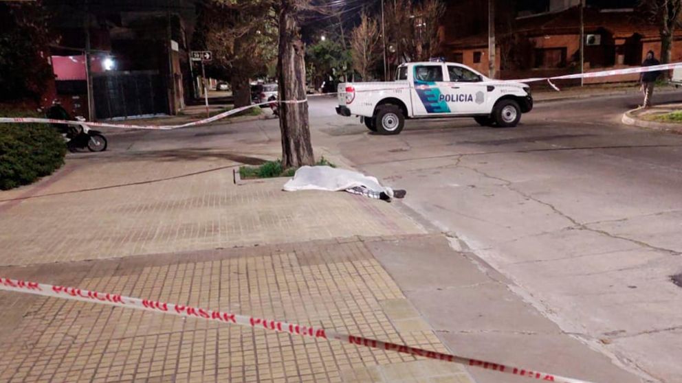 Así quedó tendido el adolescente muerto en un tiroteo que ocurrió dentro de una casa del barrio La Loma (Twitter).