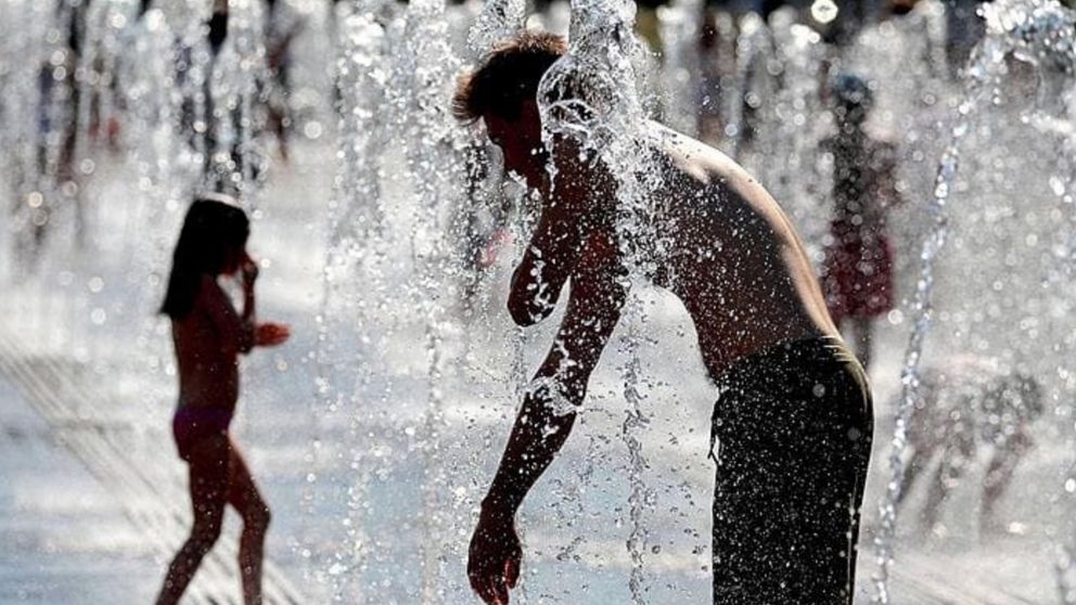 Así se refrescan en las plazas de Moscú ante las altas temperaturas.