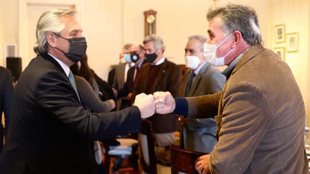 Alberto Fernánde saluda Carlos Achettoni, de Federación Agraria.