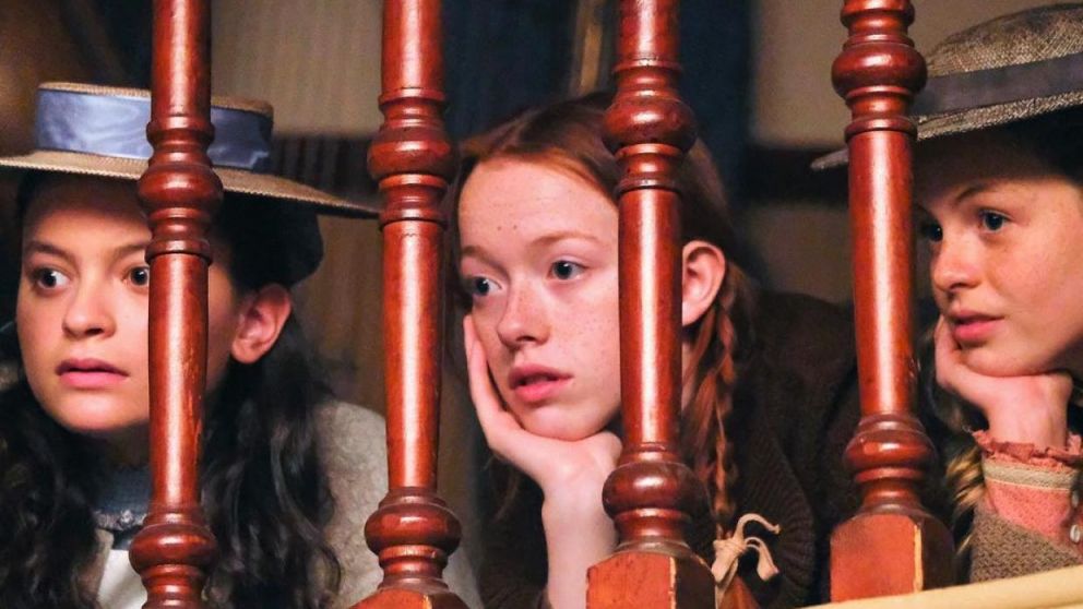 Dalila Bela, Amybeth McNulty (protagonista), y Kyla Matthews, actrices de la célebre ficción "Anne with an E". Fuente: (Instagram @annewithane).
