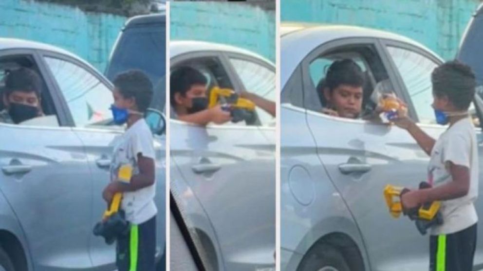 El nene del coche comenzó a hablar con el pequeño limpiavidrios y fueron grabados mientras jugaban.