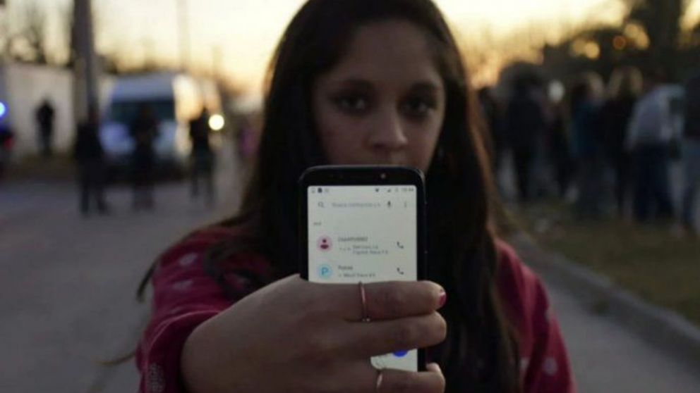 Una vecina de la familia de Guadalupe con el celular en el que recibió la falsa alarma.