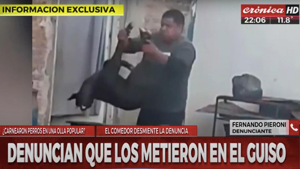 "Hoy, olla popular. 13 horas. Traer tupper y barbijo", se leía en un cartel a metros donde habrían carneado al animal. (Captura de video)