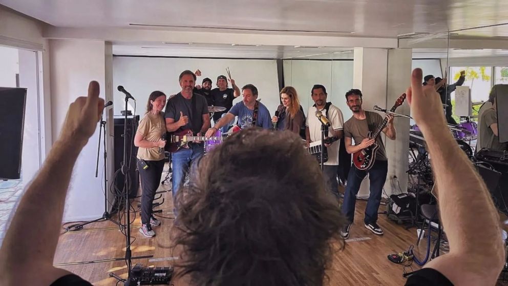 El presidente se encuentra ultimando los detalles del evento junto a su grupo musical.