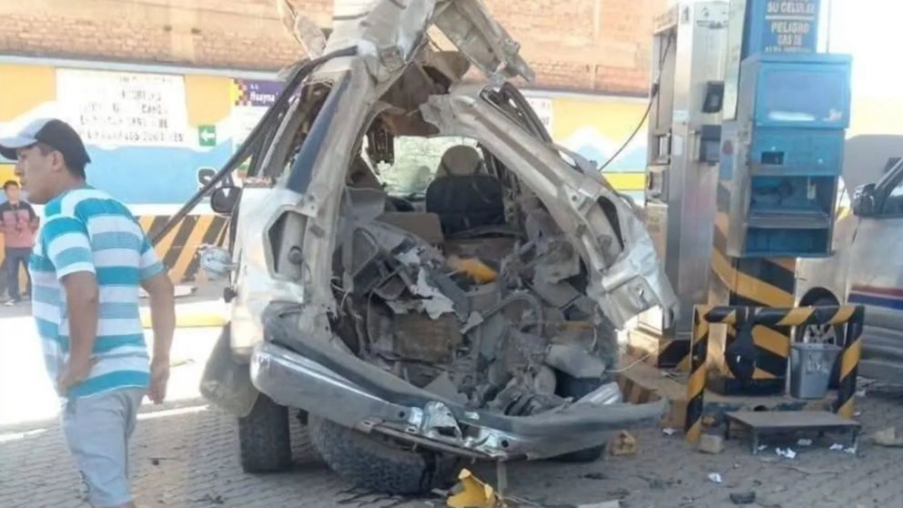 Un auto explotó mientras gas en una estación de servicio y dejó tres heridos (Imagen Qué Pasa Salta).