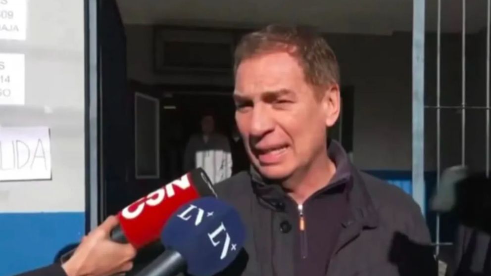 "Que la gente se tome un rato de su domingo para expresarse en las urnas", pidió Santilli después de salir del cuarto oscuro