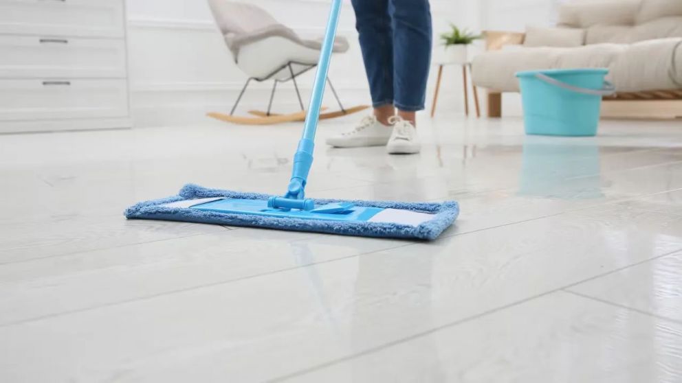 El sencillo truco para desinfectar y limpiar tus pisos de madera.