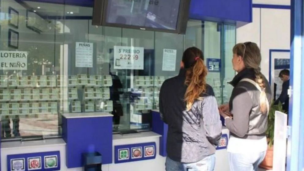 Luego de conversar con un compañero de fila, la mujer hizo una apuesta por primera vez en un juego de Quiniela y la suerte le sonrió (Imagen ilustrativa).