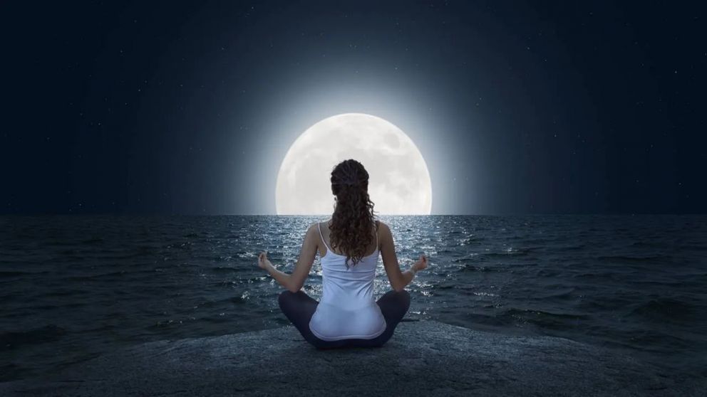 Los rituales de renovación y meditación que harán que aproveches al máximo la Luna Nueva de agosto 2025.