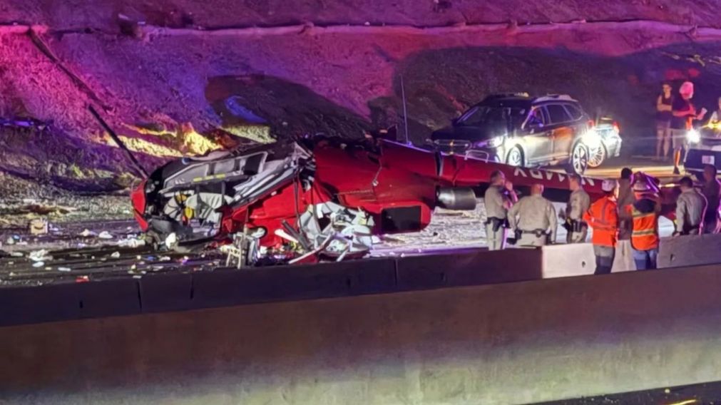 Un helicóptero médico se estrelló en una autopista de California y tres personas resultaron heridas (Imagen AP).