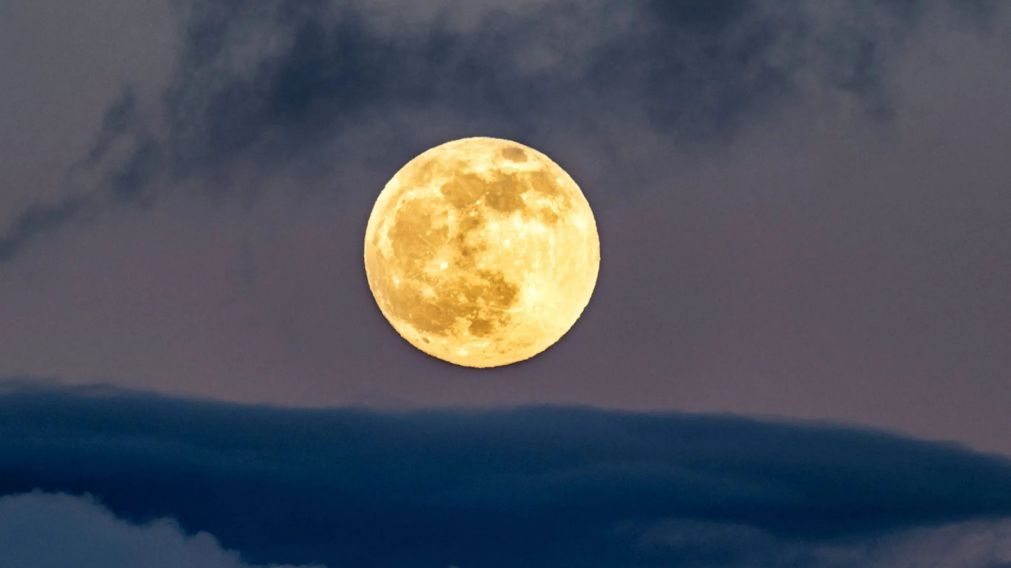 Cuáles son los signos del zodiaco más afectados con la llegada de la Luna llena de octubre.