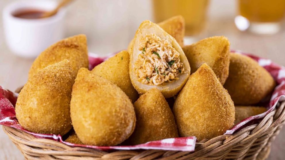 Las coxinhas, uno de los bocados más populares de Brasil, combinan una masa dorada con un sabroso relleno de pollo desmenuzado.
