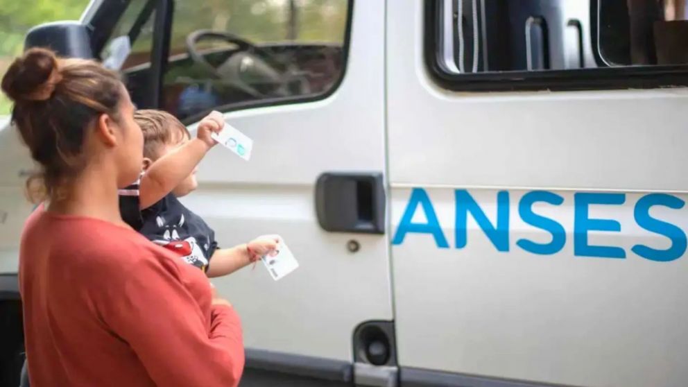 ANSES prepara un nuevo aumento para la AUH: ¿Cuánto cobrarían en noviembre y qué extras se suman? (Imagen ilustrativa).