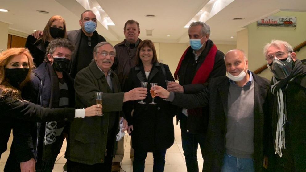 La presidenta del PRO y otros dirigentes asistieron a la función de "El acompañamiento", que protagoniza Brandoni.