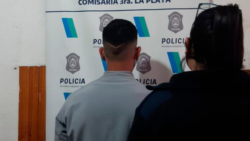 El joven de 25 años detenido por amenazar a su pareja con dispararle en La Plata.