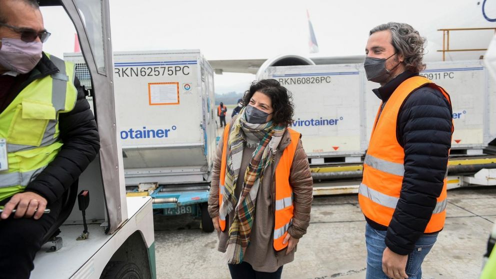 Vizzotti y Cafieron recibieron el avión que llegó con más de un millón de vacunas AstraZeneca desde los Estados Unidos (Presidencia).