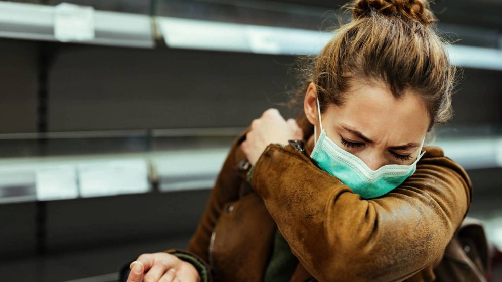 Un estornudo crea hasta 20.000 gotas que pueden propagar diferentes virus y bacterias.