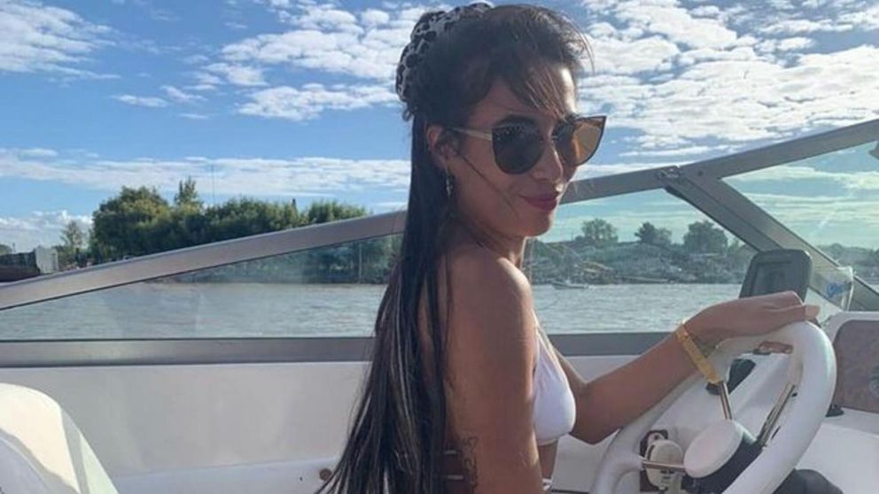 Eve Almaraz es una modelo y bailarina que busca ingresar a "La Academia" de ShowMatch.