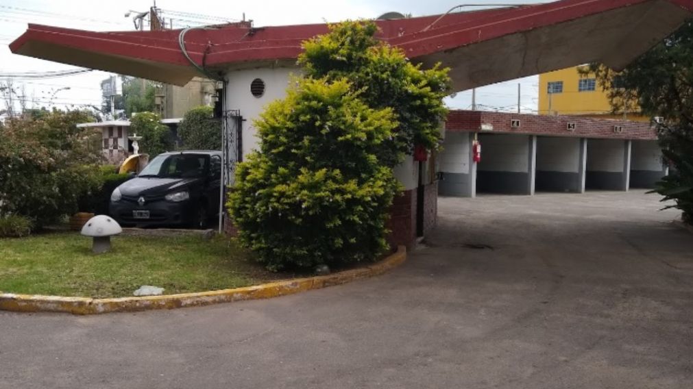 El femicidio se descubrió en el interior de este hotel alojamiento del municipio de Quilmes.