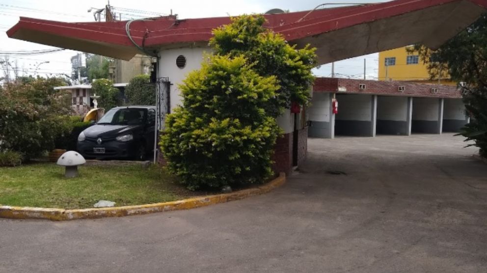 El femicidio se descubrió en el interior de este hotel alojamiento del municipio de Quilmes.