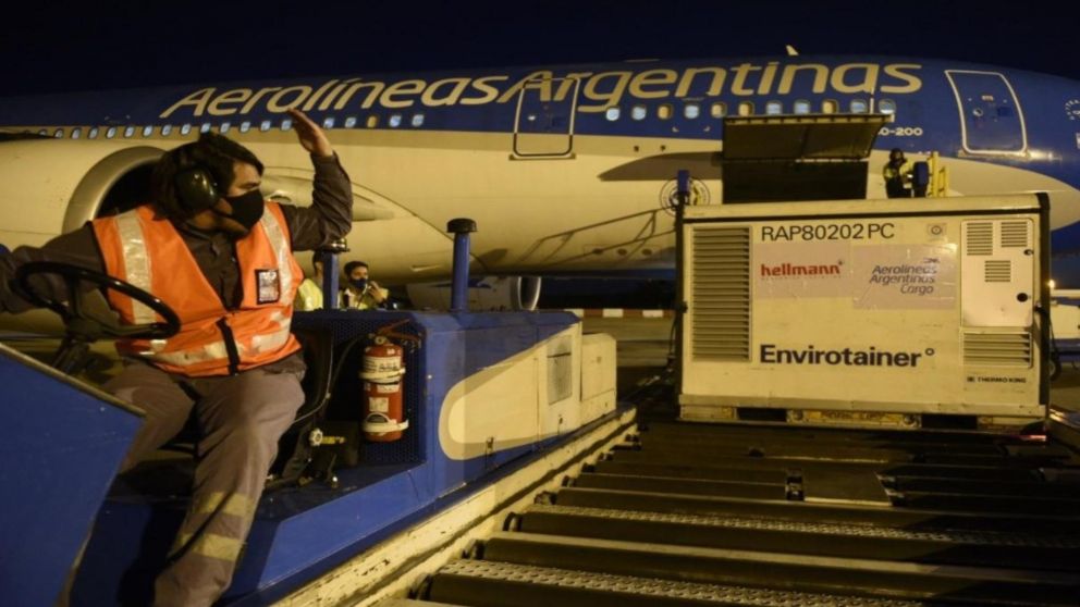 Con los dos vuelos de este fin de semana, Aerolíneas ya lleva 26 viajes en busca de vacunas (Télam).