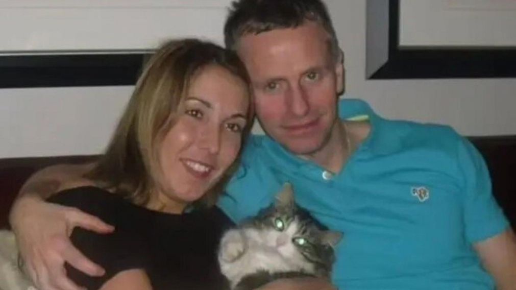 La pareja junto a "Frankie", el gato que "volvió de la muerte" (Twitter).