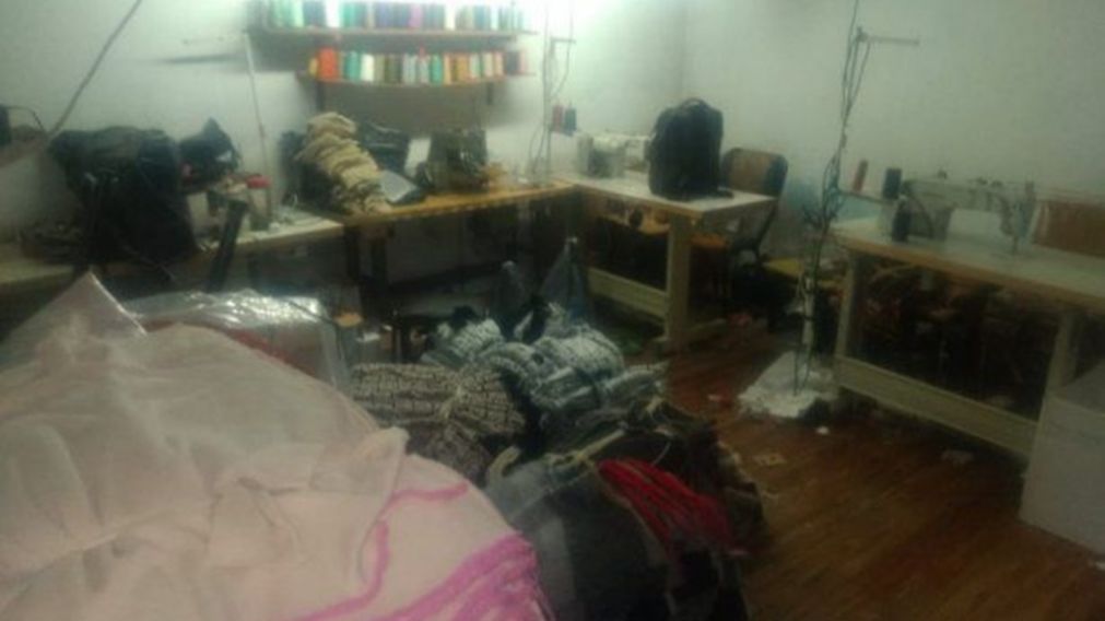 En su interior había estantes repletos de ropa, maquinaría industrial, rollos de tela, accesorios de confección y bultos con jeans.