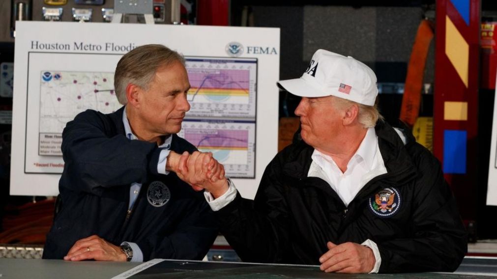 El republicano Abbott (izquierda) sigue la línea del expresidente Donald Trump.