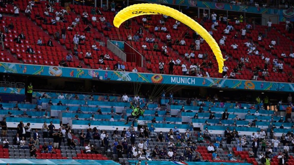 La imagen del parapentista aterrizando en el estadio puso en vilo a los agentes de seguridad.