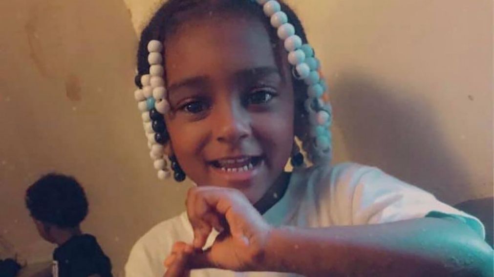 Niña de cuatro años murió luego que su madre la obligara a estar tres días parada