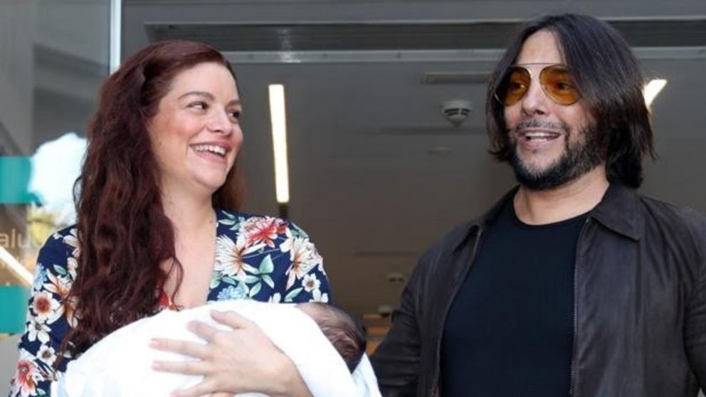 La pareja junto al bebé en tiempos felices (Instagram).