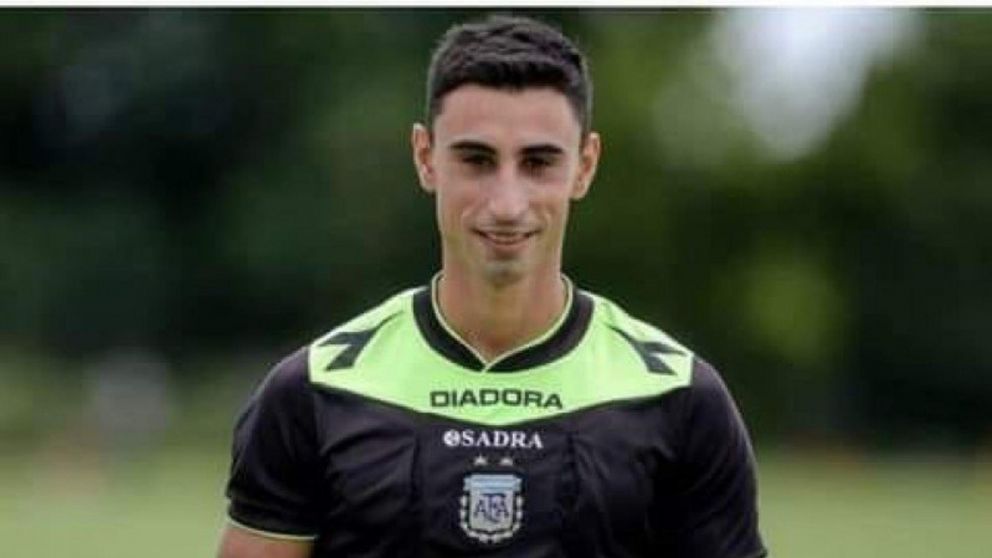 Arián González, el árbitro imputado por patear brutalmente a una perrita caniche.