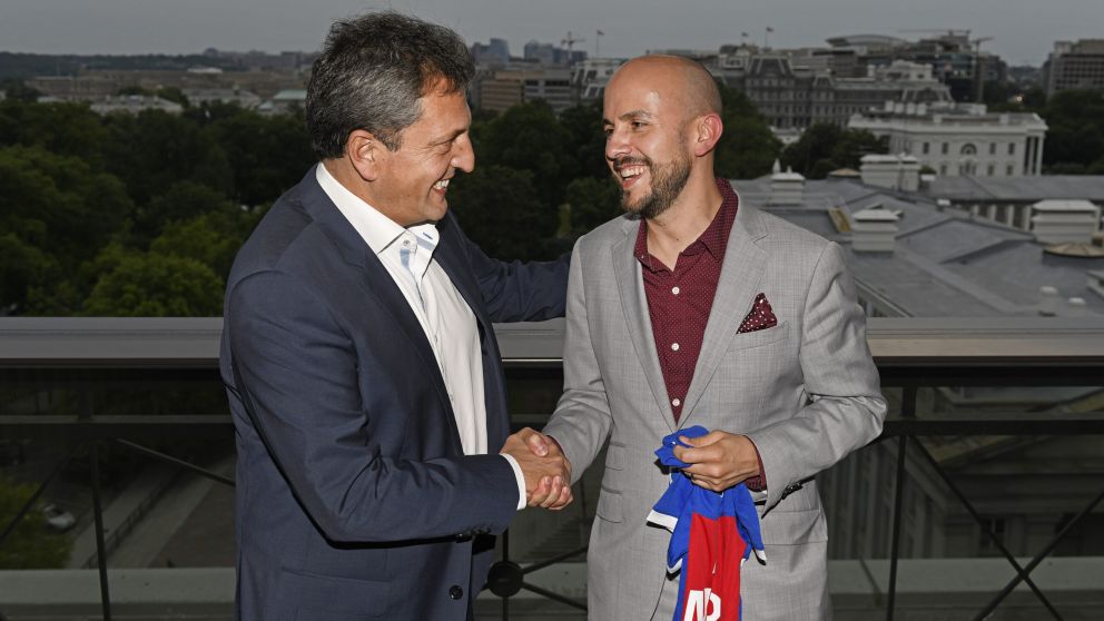 Sergio Massa le regaló una camiseta de Tigre a Juan González, el principal asesor para Latinomérica de EE.UU.