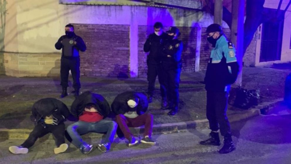 Estos son los tres delincuentes que fueron detenidos en el operativo.