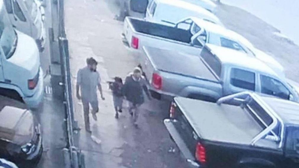 El femicida es intensamente buscado mientras realizan pericias en el lugar del hecho en Villa Luzuriaga. (Captura de video)