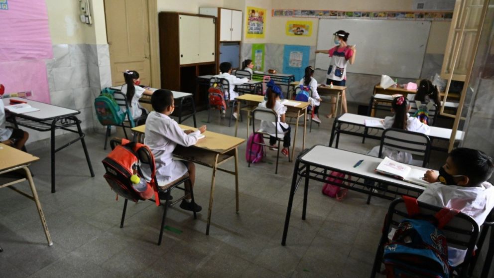 Los niveles inicial, primaria y secundaria retomarán mañana la presencialidad en el AMBA bonaerense.