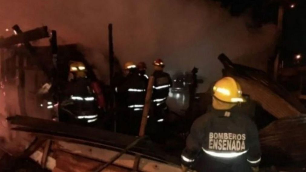 Los daños fueron totales en la vivienda incendiada en Punta Lara.