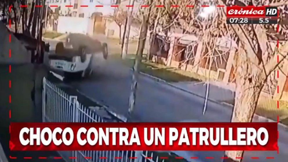 Dos efectivos que iban en el patrullero resultaron con heridas leves (Captura de TV).