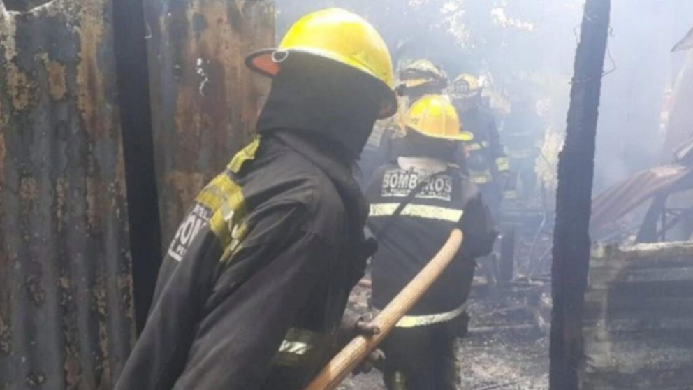Arduo trabajo de los bomberos para apagar el fuego en Punta Lara (Twitter).